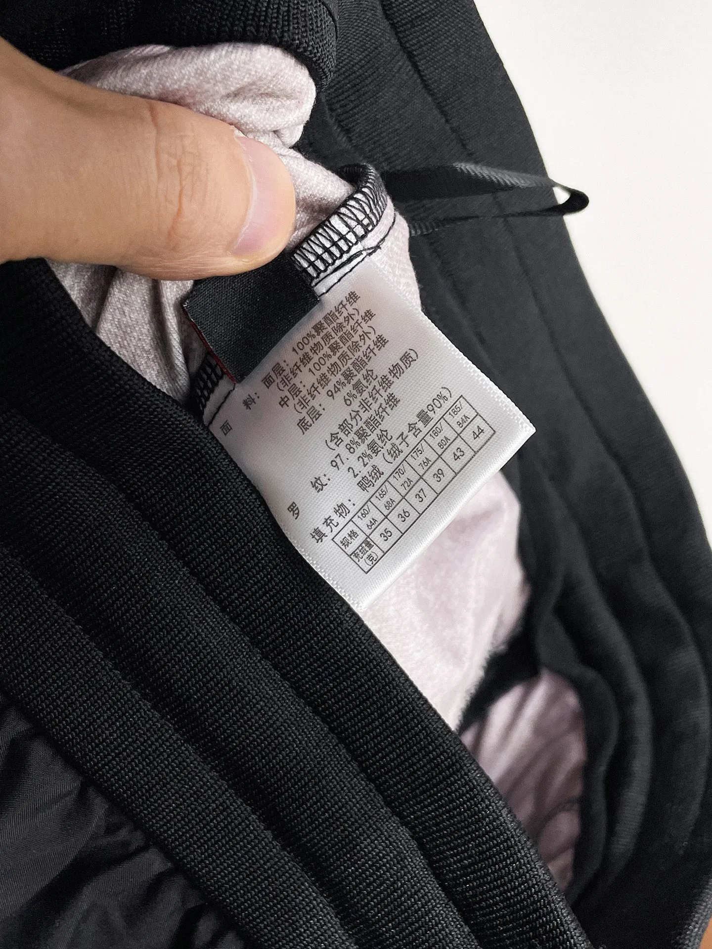 P490 Big Goose🇨🇦 🔥50ss thickened warm down pants, a new autumn and winter product, are here. 🌹Winter essential outdoor windproof, lockable and warm. Made of professional-grade outdoor windproof, waterproof and breathable fabric. Lining is filled with %90 white duck down. Lightweight design. Lightweight and warm. Seamless gluing process on the inside. Made of light and gall-free anti-drilling fabric to effectively prevent velvet running. Original hardware accessories Classic logo matching, simple and versatile, the upper body is stylish and not bloated, the same style for men and women! Size: M-3XL.